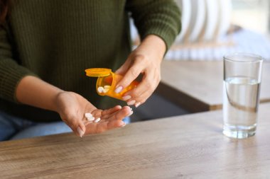 Mutfakta hap alan güzel bir kadın. Yakın çekim.