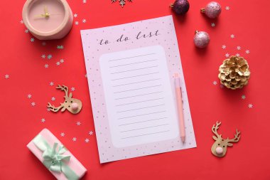 Hediyeli boş yapılacaklar listesi ve kırmızı arkaplanda Noel dekoru