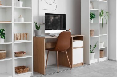 Şık çalışma alanı ile modern oda içinde bilgisayar