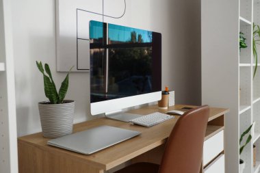 Şık çalışma alanı ile modern oda içinde bilgisayar