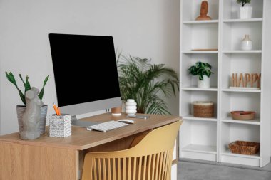 Oturma odasında modern bilgisayarlı işyeri