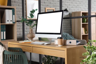 Katlanan ekran ve işyeri olan rahat modern ofisin içi