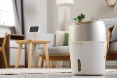 Modern nemlendirici, oturma odasının içinde. Yakın çekim.