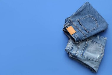 Mavi arkaplanda şık kotlar