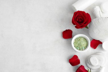 Kozmetik ürünleri, spa aksesuarları ve açık arkaplanda gül çiçekleri olan bir kompozisyon. Sevgililer Günü kutlaması