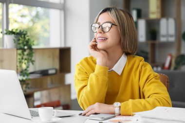 Modern ofisinde çalışan genç kadın