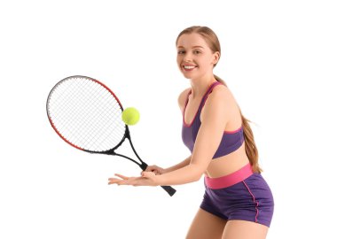 Beyaz arka planda tenis oynayan genç bir kadın.