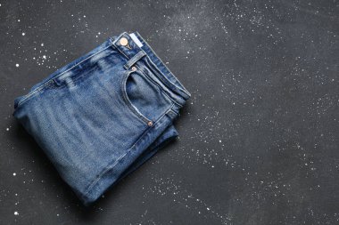 Siyah grunge arka planında şık kot