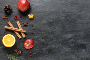 Siyah grunge arka planda lezzetli sıcak şarap malzemeleri içeren kompozisyon