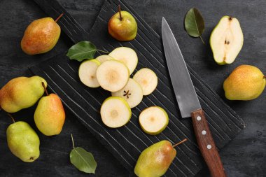 Siyah zemin üzerinde tatlı olgun armut kesilmiş tahta