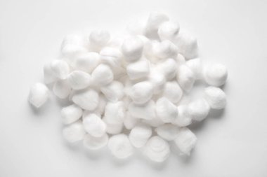 Beyaz arkaplanda pamuk topları