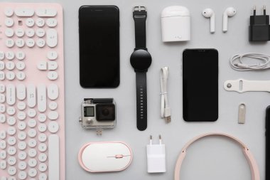 Gri arka planda çeşitli modern cihazlara sahip kompozisyon