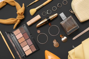 Siyah arka planda kozmetik, aksesuar, parfüm ve rimel karışımı. Yakın çekim.