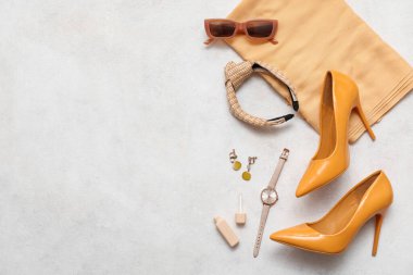 Kozmetik ürünleri, aksesuarlar, saç bandı ve beyaz arka planda kol saati olan kompozisyon. Yakın çekim.