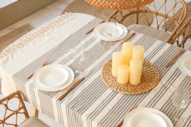 Yemek odasında mum olan masa ayarı.