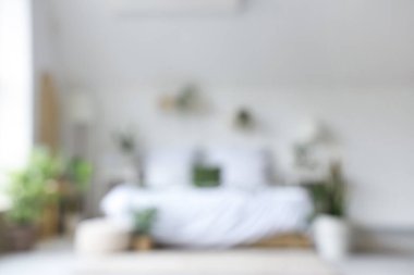 Işıl ışıl yatak odası, rahat yatak ve çiçekleri bulanık