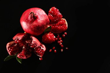 Siyah arkaplanda taze nar.