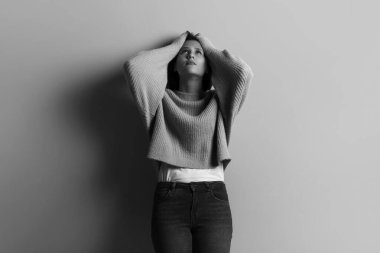 Karanlık arka planda depresif genç bir kadının portresi. Siyah ve beyaz etkisi