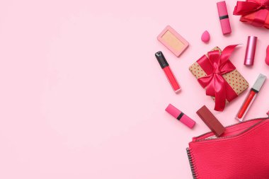 Makyaj malzemeleri ve pembe arka planda hediye kutuları. Sevgililer Günü kutlaması