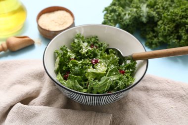 Renkli peçete ve susam tohumlu bir kase lezzetli lahana salatası.