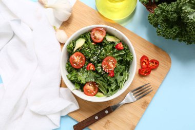 Lezzetli lahana salatası, yağlı ve sarımsaklı kompozisyon