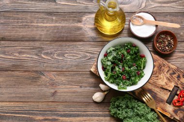 Ahşap zemin üzerinde lezzetli lahana salatası, yağ ve baharat içeren kompozisyon