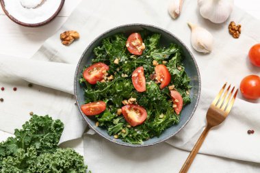 Lezzetli lahana salatası, malzemeler ve hafif ahşap arka planda peçete içeren kompozisyon