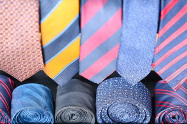 Farklı kravatlı bir kutu, yakın plan.