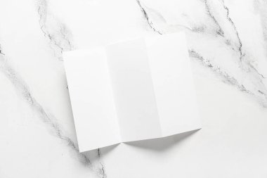 Beyaz arkaplan üzerine boş broşür