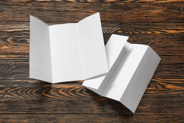 Ahşap arka planda boş broşürler