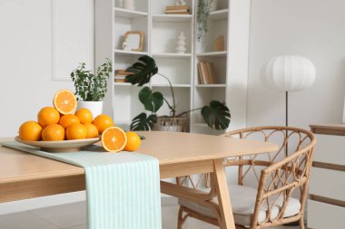 Yemek masasında portakallı tabak.