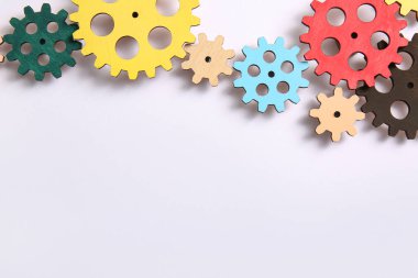 Beyaz arkaplanda ahşap dişliler