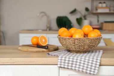 Mutfakta portakallı hasır kase.