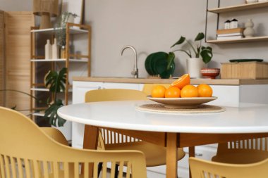 Mutfaktaki yemek masasında portakal tabağı.