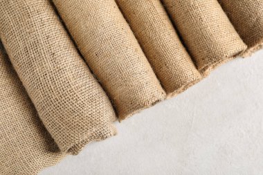 Hafif arkaplanda çuval bezi ruloları, yakın plan