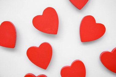 Beyaz arka planda kalp şeklinde heykelcikler. Sevgililer Günü kutlaması