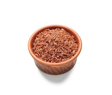 Beyaz arka planda kahverengi pirinçli kase