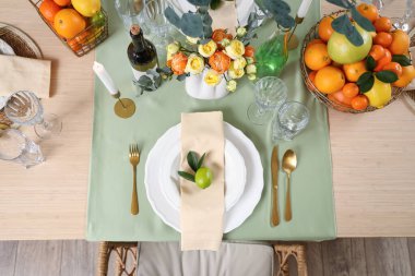 Odasında narenciye meyveleri olan güzel bir masa. Üst görünüm