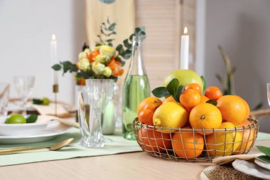 Odada bir sepet turunçgil meyvesi var. Yakın çekim.