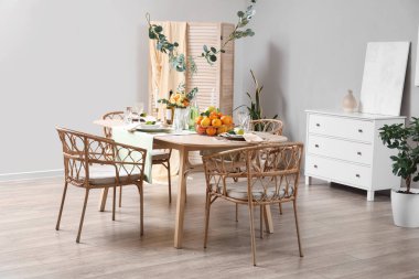 Yemek masasında turunçgiller servis ediliyor.