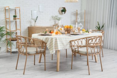 Yemek masasında turunçgiller servis ediliyor.