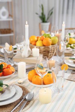 Yemek masası turunçgillerle süslenmiş. Yakın çekim.