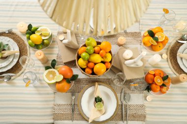 Yemek odasında turunçgil meyveleriyle süslenmiş şenlik masası. Yakın çekim.