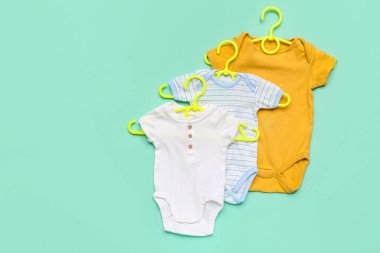 Renkli bebek kıyafetleri olan askılar.