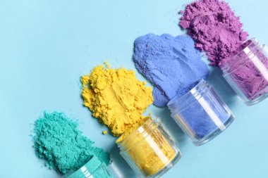 Mavi arkaplanda toz pigmentleri, yakın plan