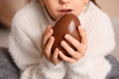 Evde çikolatalı yumurtalı küçük kız, yakın plan.