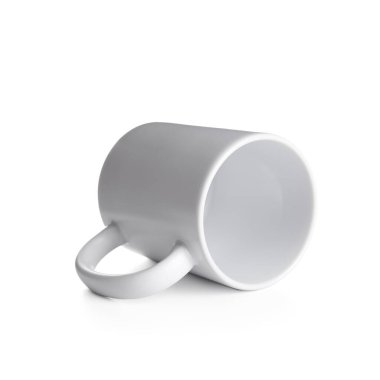 Beyaz arkaplanda boş seramik bardak