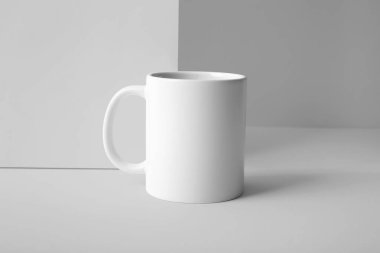 Beyaz arkaplanda seramik kupa