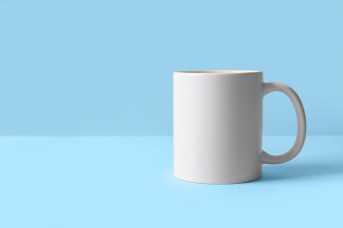 Mavi arkaplanda seramik kupa