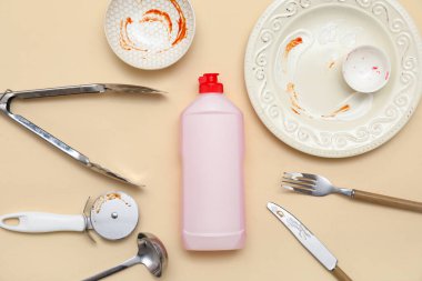 Mutfak aletleri ve bej arka planda deterjan. Üst görünüm